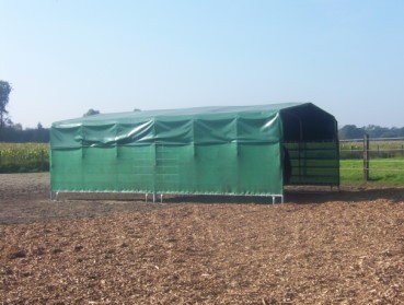 Weideunterstand 720 mit Dachplane und Windschutznetzen